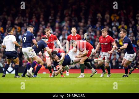 Le Finn Russell écossais est attaqué par Owen Watkin et Taine Basham du pays de Galles lors du match Guinness six Nations au stade de la Principauté de Cardiff. Date de la photo: Samedi 12 février 2022. Banque D'Images