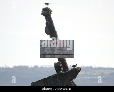 Sheerness, Kent, Royaume-Uni. 12th févr. 2022. L'épave du SS Richard Montgomery qui a coulé en août 1944 dans l'estuaire de la Tamise au large de Sheerness Kent. Le navire a échoué en WW2 et contient encore 1 400 tonnes d'explosifs et maintenant 78 ans après le naufrage des experts de l'élimination de la bombe de la Royal Naval ont été appelés à rendre l'épave sûre en retirant d'abord les mâts du navire qui sont restés visibles dans la zone d'exclusion autour le navire. Crédit : MARTIN DALTON/Alay Live News Banque D'Images