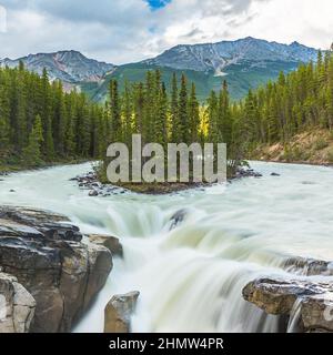 La Sunwapta Falls dans le Parc National de Jasper, Canada. L'eau provient du glacier Athabasca. Longue exposition. Banque D'Images