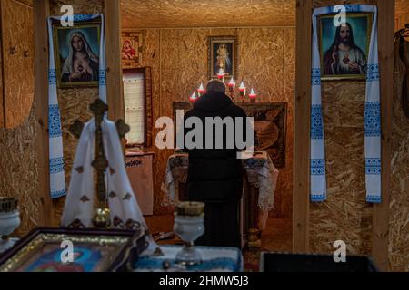 9 février 2022, Pokrovsk, Ukraine : un Chaplin militaire raque à l'intérieur de la chapelle construite par un soldat le 9 février 2022, à l'hôpital militaire mobile 66th de Pokrovsk, en Ukraine, à environ 25 miles des lignes de front orientales. L'hôpital continue de traiter les soldats qui ont été blessés, ont Covid ou les deux tandis que les forces militaires russes se mobilisent à la frontière ukrainienne. (Photo de Michael Nigro) (image de crédit : © Michael Nigro/Pacific Press via ZUMA Press Wire) Banque D'Images