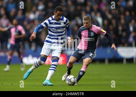 Tom Ince de Reading (à gauche) et Jake Bidwell de Coventry City se battent pour le ballon lors du match de championnat Sky Bet au Select car Leasing Stadium, Reading. Date de la photo: Samedi 12 février 2022. Banque D'Images