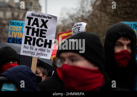 Manchester, Royaume-Uni. 12th févr. 2022. Les gens avec des pancartes se rassemblent à Piccadilly Gardens avant la marche. Des centaines de personnes descendent dans la rue pour protester contre la hausse du coût de la vie. Organisé par l'Assemblée des peuples, sous le slogan, nous ne pouvons pas payer pour cette crise, voit des manifestations à travers le pays contre les Torys et leur gestion de la situation actuelle et toujours plus aggravante des milliers se trouvent dans. Credit: Andy Barton/Alay Live News Banque D'Images