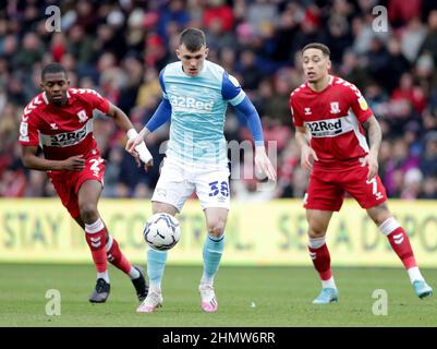 Jason Knight (au centre) du comté de Derby combat avec Anfernee Dijksteel (à gauche) de Middlesbrough et Marcus Tavernier pour le ballon lors du match de championnat Sky Bet au stade Riverside, à Middlesbrough. Date de la photo: Samedi 12 février 2022. Banque D'Images