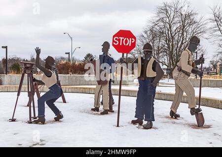 Clare, Michigan - les sculptures des travailleurs de la construction de routes commémorent les employés qui ont été tués en travaillant sur les routes de l'État du Michigan. Voiture d'artiste Banque D'Images