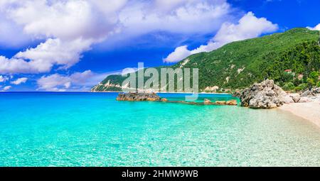 Lefkada, île Ionienne de Grèce. Incroyable mer turquoise de la belle plage d'Agios Nikitas. Banque D'Images