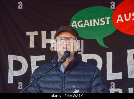 Londres, Royaume-Uni. 12th février 2022. Le député travailliste Jeremy Corbyn parle lors de la manifestation. Des manifestants se sont rassemblés sur la place du Parlement pour protester contre l'augmentation des prix de l'énergie, la pauvreté et le coût de la vie. Credit: Vuk Valcic/ Alamy Live News Banque D'Images