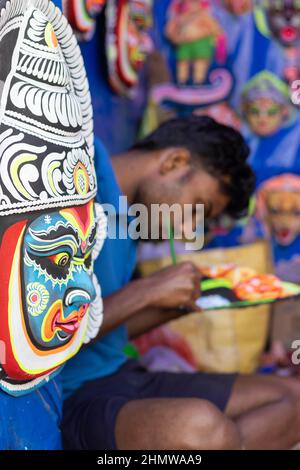 Purulia, colline d'Ayodhya, Bengale-Occidental, Inde - 14th décembre 2021 : homme tribal faisant des masques chau traditionnels colorés Banque D'Images