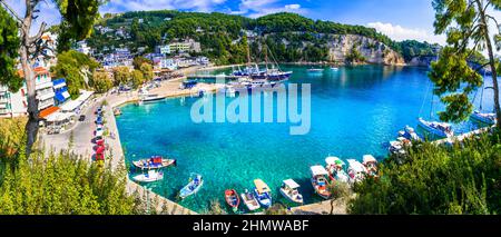 Île pittoresque d'Alonissos - vacances tranquilles et relaxantes en Grèce. Magnifique baie de Patitiri. Sporades. Vacances d'été grecques Banque D'Images