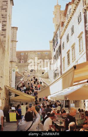 Les gens grimpent les escaliers jésuites à Dubrovnik. Croatie Banque D'Images