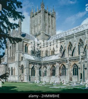 Wells Cathedral est une cathédrale gothique anglicane de Wells, Somerset, en Angleterre, dédiée à St Andrew l'Apôtre. Cathédrale du Sud-est. Numérisation d'archivage à partir d'une lame. Octobre 1975. Banque D'Images