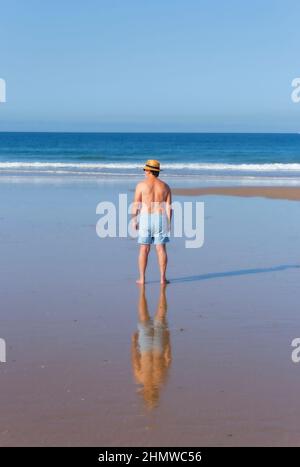 Solitary man looking out to sea Banque D'Images