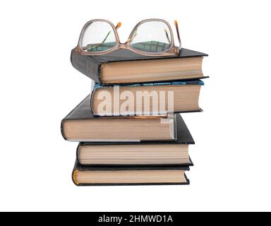 Les livres sont empilés avec des lunettes isolées sur fond blanc. Éducation et lecture concept de loisirs. Photo de haute qualité Banque D'Images