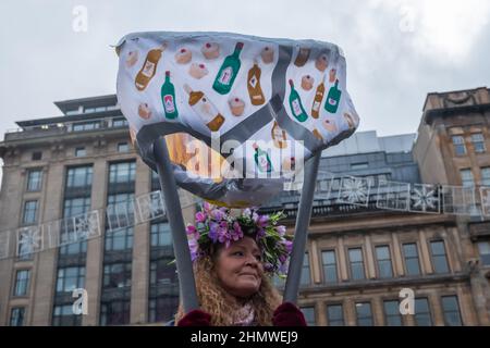 Glasgow, Écosse, Royaume-Uni. 12th février 2022. Les militants se réunissent sur la place George pour protester contre la hausse du coût de la vie. Credit: SKULLY/Alay Live News Banque D'Images