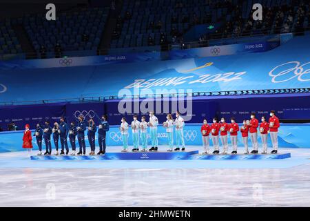 (G-D) Groupe d'équipe des États-Unis (USA), Groupe d'équipe du Comité olympique russe (ROC), Groupe d'équipe du Japon (JPN), 7 FÉVRIER 2022 - Patinage de figures : équipe F Banque D'Images