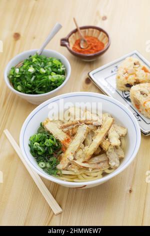 soupe de nouilles tempura udon à la burdock, cuisine japonaise Banque D'Images