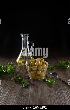 Un apéritif végétarien est un bon ajout à un corps sain. Les olives vertes sont remplies de vitamines B, C, omega 6 et omega 3. Végétariens et corps pos Banque D'Images