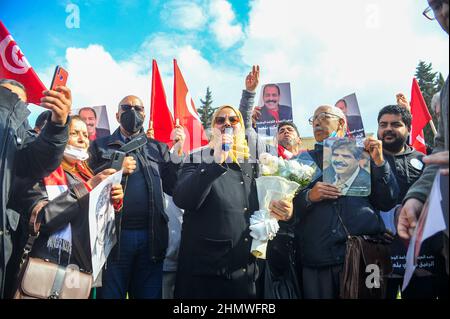 12 février 2022 : Grand Tunis, Tunisie. 12 février 2022. Le comité de défense de Chokri Belaid et Mohamed Brahmi démontrera en dehors du domicile du chef d'Ennahda, Rached Ghannouchi, dans le quartier El Ghazela de la ville tunisienne d'Ariana. Les dirigeants politiques de l'opposition Chokri Belaid et Mohamed Brahmi ont été abattus dans des circonstances similaires en 2013 à Tunis. Depuis lors, Ennahda a toujours nié toute implication dans leurs assassinats et rejeté les allégations d'entrave aux enquêtes sur leurs meurtres (Credit image: © Hasan mrad/IMAGESLIVE via ZUMA Press Wire) Banque D'Images