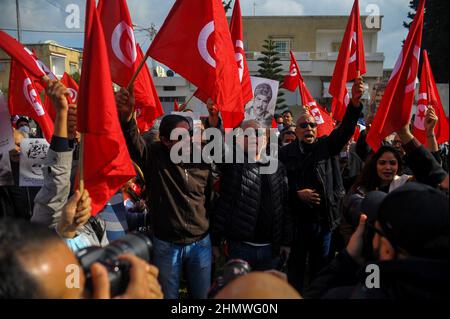 12 février 2022 : Grand Tunis, Tunisie. 12 février 2022. Le comité de défense de Chokri Belaid et Mohamed Brahmi démontrera en dehors du domicile du chef d'Ennahda, Rached Ghannouchi, dans le quartier El Ghazela de la ville tunisienne d'Ariana. Les dirigeants politiques de l'opposition Chokri Belaid et Mohamed Brahmi ont été abattus dans des circonstances similaires en 2013 à Tunis. Depuis lors, Ennahda a toujours nié toute implication dans leurs assassinats et rejeté les allégations d'entrave aux enquêtes sur leurs meurtres (Credit image: © Hasan mrad/IMAGESLIVE via ZUMA Press Wire) Banque D'Images