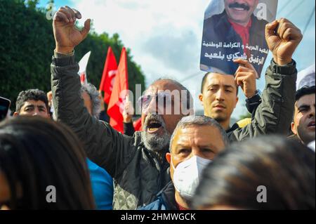 12 février 2022 : Grand Tunis, Tunisie. 12 février 2022. Le comité de défense de Chokri Belaid et Mohamed Brahmi démontrera en dehors du domicile du chef d'Ennahda, Rached Ghannouchi, dans le quartier El Ghazela de la ville tunisienne d'Ariana. Les dirigeants politiques de l'opposition Chokri Belaid et Mohamed Brahmi ont été abattus dans des circonstances similaires en 2013 à Tunis. Depuis lors, Ennahda a toujours nié toute implication dans leurs assassinats et rejeté les allégations d'entrave aux enquêtes sur leurs meurtres (Credit image: © Hasan mrad/IMAGESLIVE via ZUMA Press Wire) Banque D'Images