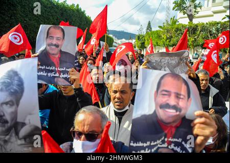 12 février 2022 : Grand Tunis, Tunisie. 12 février 2022. Le comité de défense de Chokri Belaid et Mohamed Brahmi démontrera en dehors du domicile du chef d'Ennahda, Rached Ghannouchi, dans le quartier El Ghazela de la ville tunisienne d'Ariana. Les dirigeants politiques de l'opposition Chokri Belaid et Mohamed Brahmi ont été abattus dans des circonstances similaires en 2013 à Tunis. Depuis lors, Ennahda a toujours nié toute implication dans leurs assassinats et rejeté les allégations d'entrave aux enquêtes sur leurs meurtres (Credit image: © Hasan mrad/IMAGESLIVE via ZUMA Press Wire) Banque D'Images