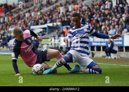 Jake Bidwell (à gauche) de Coventry City et Tom Ince de Reading se battent pour le ballon lors du match de championnat Sky Bet au Select car Leasing Stadium, Reading. Date de la photo: Samedi 12 février 2022. Banque D'Images