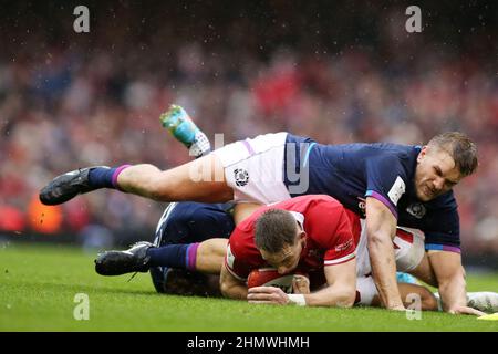 Cardiff, Royaume-Uni. 12th févr. 2022. Le Liam Williams du pays de Galles est attaqué par Chris Harris et Duhan Van Der Merwe (11). Championnat Guinness six Nations 2022, pays de Galles v Ecosse au stade de la Principauté à Cardiff le samedi 12th février 2022. photo par Andrew Orchard/Andrew Orchard sports Photography/ Alay Live News crédit: Andrew Orchard sports Photography/Alay Live News Banque D'Images