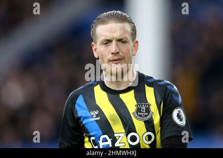 Everton, Royaume-Uni. 12th févr. 2022. Jordan Pickford, gardien de but d'Everton, regarde. Premier League Match, Everton v Leeds United au Goodison Park à Liverpool le samedi 12th février 2022. Cette image ne peut être utilisée qu'à des fins éditoriales. Utilisation éditoriale uniquement, licence requise pour une utilisation commerciale. Aucune utilisation dans les Paris, les jeux ou les publications d'un seul club/ligue/joueur. photo par Chris Stading/Andrew Orchard sports Photography/Alamy Live News crédit: Andrew Orchard sports Photography/Alamy Live News Banque D'Images