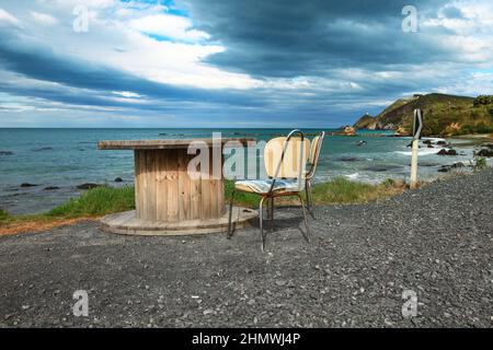 Plage de Kaka point en Nouvelle-Zélande à une journée difficile Banque D'Images