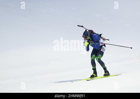 Zhangjiakou, province chinoise du Hebei. 12th févr. 2022. Mikita Labastau, du Bélarus, participe au sprint masculin de biathlon 10km au Centre national de biathlon de Zhangjiakou, dans la province de Hebei, dans le nord de la Chine, le 12 février 2022. Crédit: Peng Ziyang/Xinhua/Alay Live News Banque D'Images