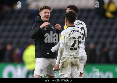 Tom Cairney #10 de Fulham célèbre la victoire avec Rodrigo Muniz #19 et Fabio Carvalho #28 de Fulham Banque D'Images