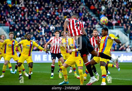 Londres, Royaume-Uni. 12th févr. 2022. Ethan Pinnock, du Brentford FC, redirige le ballon à travers le but lors du match de la Premier League entre Brentford et Crystal Palace au Brentford Community Stadium, Londres, Angleterre, le 12 février 2022. Photo de Phil Hutchinson. Utilisation éditoriale uniquement, licence requise pour une utilisation commerciale. Aucune utilisation dans les Paris, les jeux ou les publications d'un seul club/ligue/joueur. Crédit : UK Sports pics Ltd/Alay Live News Banque D'Images