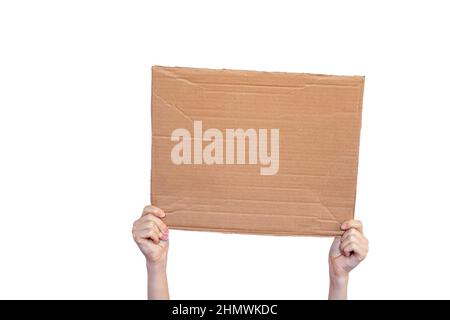 Boîte en carton vierge à la main. Copier l'espace pour le texte sur le carton. Panneau de signalisation à support de protéoteur isolé sur fond blanc. Banque D'Images