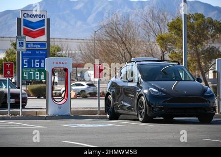 Les voitures Tesla modèle y sont vues en charge à Tesla Super Chargers avec des prix élevés de l'essence dans l'arrière près des magasins d'usine Primm le samedi 05 février 2022 dans PRI Banque D'Images