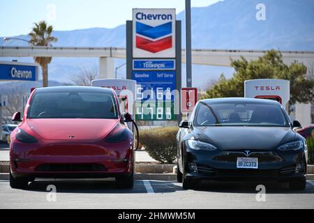 Les voitures Tesla modèle y et modèle S sont en train de se charger au Tesla Super Chargers avec des prix élevés de l'essence à l'arrière près des magasins d'usine Primm le samedi 05 février, Banque D'Images