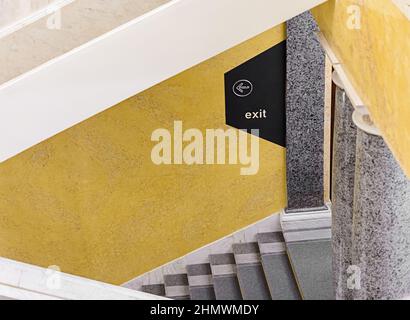 Sortie de signalisation du bâtiment sur le mur jaune en marbre Banque D'Images