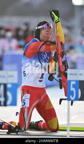 Zhangjiakou, province chinoise du Hebei. 12th févr. 2022. Cheng Fangming, de Chine, participe au sprint masculin de biathlon 10km au Centre national de biathlon de Zhangjiakou, dans la province de Hebei, dans le nord de la Chine, le 12 février 2022. Credit: Guo Cheng/Xinhua/Alamy Live News Banque D'Images