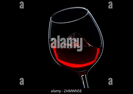 faites une vague dans un verre de vin rouge Banque D'Images