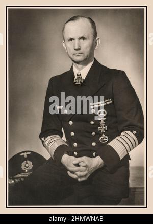 L'amiral Doenitz, studio de propagande nazi officiel de Hoffmann Studios Karl Dönitz était un amiral allemand nazi qui a brièvement succédé à Adolf Hitler comme chef d'État en mai 1945, occupant le poste jusqu'à la dissolution du gouvernement de Flensburg après la capitulation inconditionnelle de l'Allemagne aux alliés quelques jours plus tard. Il n'était pas impliqué dans des crimes de guerre nazis contre l'humanité , mais il a purgé une période d'environ 10 ans de prison et est mort en 1980, Aumühle, Allemagne Banque D'Images