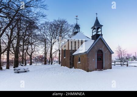 Chapelle Fischbach au coucher du soleil en hiver Banque D'Images