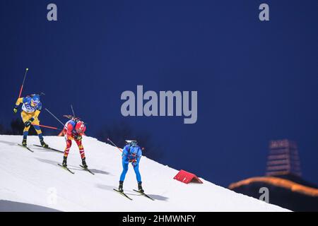 Zhangjiakou, province chinoise du Hebei. 12th févr. 2022. Les athlètes participent au sprint masculin de biathlon 10km au Centre national de biathlon de Zhangjiakou, dans la province de Hebei, dans le nord de la Chine, le 12 février 2022. Crédit: Peng Ziyang/Xinhua/Alay Live News Banque D'Images