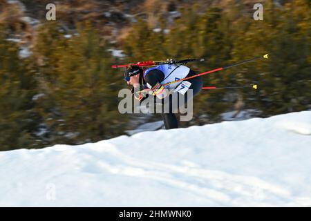 Zhangjiakou, province chinoise du Hebei. 12th févr. 2022. Florent Claude, de Belgique, participe au sprint masculin de biathlon 10km au Centre national de biathlon de Zhangjiakou, dans la province de Hebei, dans le nord de la Chine, le 12 février 2022. Credit: Zhan Yan/Xinhua/Alay Live News Banque D'Images