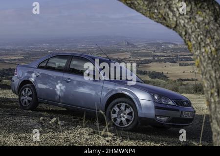 Gros plan de la voiture de voyage bleu doux Ford Mondeo MK3 Banque D'Images