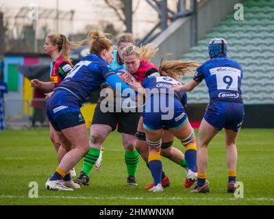 Londres, Royaume-Uni. 12th févr. 2022. Twickenham Stoop, Londres, Angleterre, février 12th 2022 pas dans la défense de Worcester dans le match entre Harlequins Women et Worcester Warriors Women dans le Round 10 de l'Allianz Premier 15s au Twickenham Stoop le samedi 12th février 2022 Claire Jeffrey/SPP crédit: SPP Sport Press photo. /Alamy Live News Banque D'Images