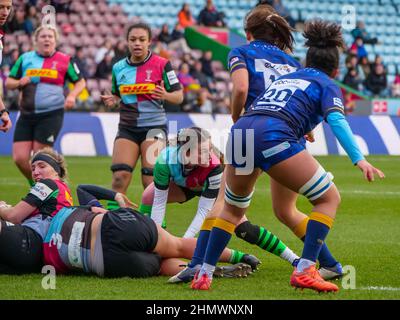 Londres, Royaume-Uni. 12th févr. 2022. Twickenham Stoop, Londres, Angleterre, février 12th 2022 Lucy Packer (9 - Harlequins Women) distribue le ballon dans le match entre Harlequins Women et Worcester Warriors Women dans le Round 10 de l'Allianz Premier 15s au Twickenham Stoop le samedi 12th février 2022 Claire Jeffrey/SPP crédit: SPP Sport Press photo. /Alamy Live News Banque D'Images