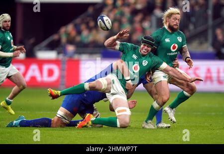 Hugo Keenan, de l'Irlande, est attaqué pendant le match Guinness des six Nations au Stade de France, à Paris. Date de la photo: Samedi 12 février 2022. Banque D'Images