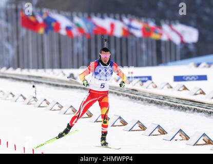 Zhangjiakou, province chinoise du Hebei. 12th févr. 2022. Cheng Fangming, de Chine, participe au sprint masculin de biathlon 10km au Centre national de biathlon de Zhangjiakou, dans la province de Hebei, dans le nord de la Chine, le 12 février 2022. Crédit : Ding Ting/Xinhua/Alay Live News Banque D'Images