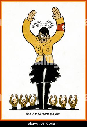 Vintage 1930s caricature de propagande anti-nazie d'Adolf Hitler dans Sturmabteilung uniforme avec le titre 'SIEG' 'Victory' Heil dir im siegeskranz, 'Hail to You dans la couronne de la victoire' Adolf Hitler et collègues ont leurs mains en capitulation Banque D'Images