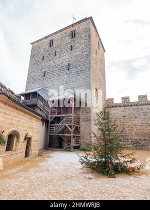 Visite de décembre de Hrad Kost, arbre de Noël dans le patio intérieur. Architecture du château de Kost, Tchéquie. Banque D'Images