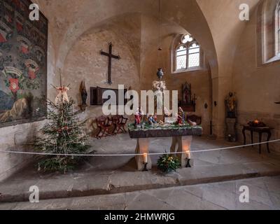 Sapin de Noël et décoration de Noël, petit autel avec croix en bois dans la chapelle Sainte-Anne, château de Kost, Tchéquie. Banque D'Images