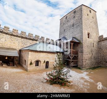 Visite de décembre de Hrad Kost, arbre de Noël dans le patio intérieur. Architecture du château de Kost, Tchéquie. Banque D'Images